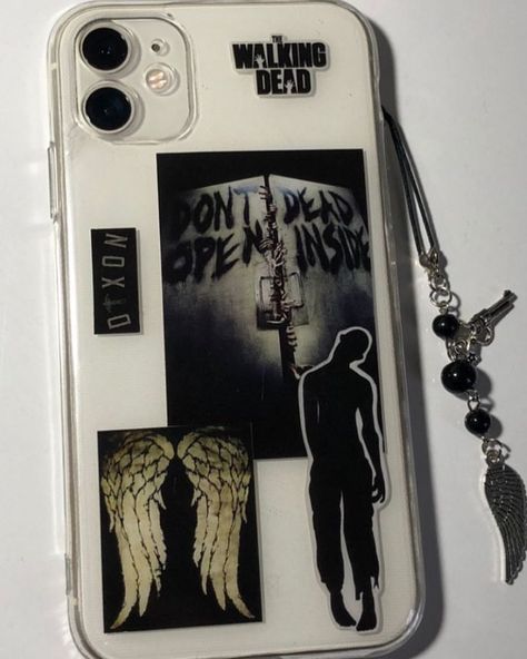 Ideas For Case Phone, The Last Of Us Phone Case, Clear Phone Case With Stickers, Phonecase Ideas Aesthetic, Grunge Phone Case, Phone Cases Ideas, Clear Phone Case Design, Funny Yugioh Cards, Custom Ipad