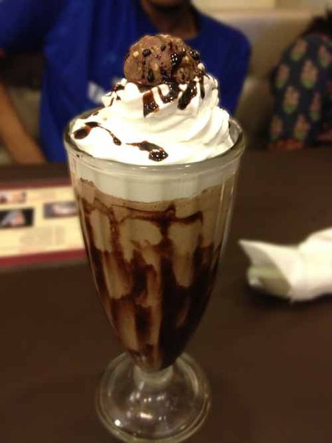 Ferrero Rocher Shake Ferrero Rocher Milkshake, Trim Healthy Recipes, Ice Cream Shake, Milkshake Recipe, Frozen Yoghurt, Chocolate Milkshake, Nutella Recipes, Milkshake Recipes, Milk Shakes