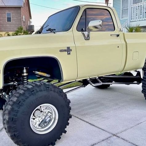 1973-87 GM Trucks Daily on Instagram: "Gorgeous Square down in Florida! @chance.hatcher #SquarebodyAholics" Big Chevy Trucks, Squarebody Chevy, Chevrolet 4x4, Chevy Dually, Big Monster Trucks, 87 Chevy Truck, Chevy Motors, Big Monster, Chevy K10