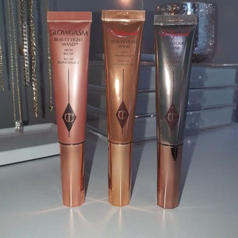 Charlotte Tilbury Light Wand, Dr Belongings, Charlotte Tillbury, Light Contouring, Girly Makeup, Lipstick Kit, Makeup Aesthetic, Body Makeup, Makeup Essentials