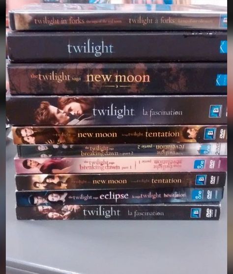 Twilight Merch, Forks Twilight, Vampire Love Story, Twilight Saga New Moon, Twilight Moon, Stephanie Meyers, Twilight Aesthetic, Twilight Book, Twilight New Moon