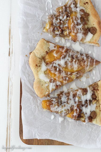 This Peach Streusel Pizza is a cinnamon and sugar-loaded pizza dough covered in peaches, walnuts and a vanilla glaze. Peach Dessert Pizza, Peach Streusel, Peach Pizza, Dessert Pizzas, Beyond Frosting, Easy Summer Dessert Recipes, Pizza Sugar Cookie, Peach Pound Cakes, Fruit Desserts Easy