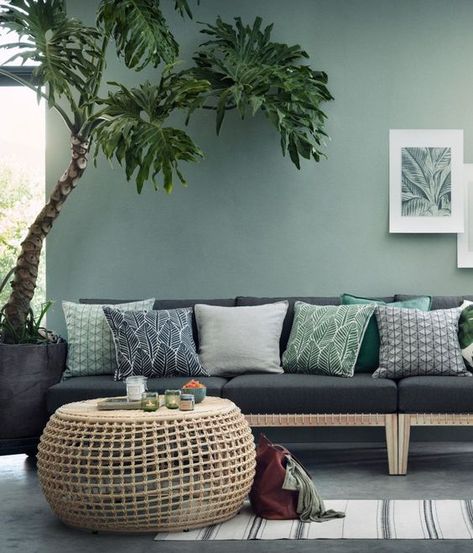 Tropical Interior, Interior Design Per La Casa, Tropical Home Decor, Green Walls, Living Room Green, Design Del Prodotto, Decor Guide, Spring Home Decor, Easy Home Decor