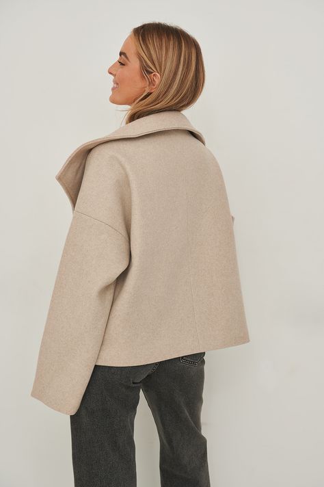 Diese Jacke hat einen Rollkragen, doppelte Knopfverschlüsse, Seitentaschen und ein Futter. Short Coats Outfit, Beige Short Jacket Outfit, Short Winter Coats Women, Palto Woman Winter Coats, Beige Short Coat, Short Coat Outfit, Short Jacket Outfit, Beige Coat Outfit, Double Breasted Coat Women