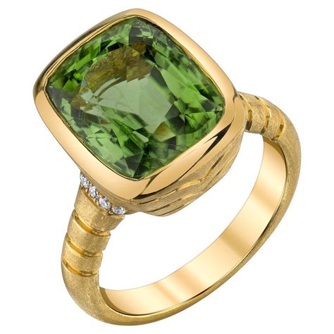 Handmade Gold Ring, Signature Rings, Bezel Ring, Cushion Diamond, Green Peridot, Signet Ring, Brilliant Cut Diamond, White Diamond, Handmade Ring