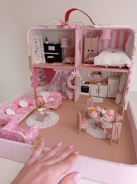 Mini Doll House Diy, Diy Doll Crafts, Dollhouse Suitcase, House For Dolls, Doll House Diy, Travel Dollhouse, Doll Suitcase, Desain Buklet, Doll Furniture Diy