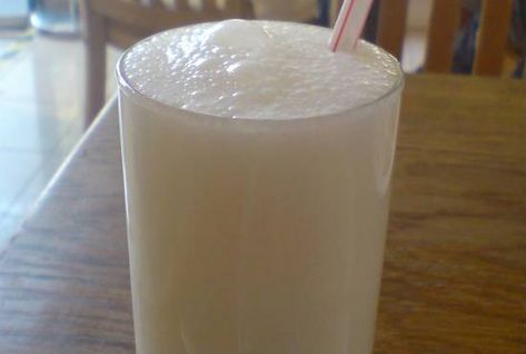 How to make Vanilla Lassi at home. Enjoy a delicious Vanilla Lassi with family with our easy recipe. image via Indian Lassi, Healthy Burger Recipes, Lassi Recipe, Healthy Summer Drinks, Lassi Recipes, Healthy Burger, Friends Image, Individual Servings, Creamy Desserts