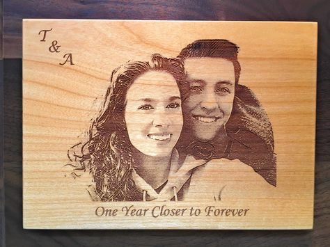 Face Laser, Marriage Poses, Wood Engraved Gifts, Picture Engraving, Photo Engraving, Laser Etching, Photo On Wood, Maple Wood, Etching