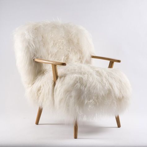 Icelandic Alpine Armchair is a comfortable seat designed and produced by the Norki brand. This sophisticated and cozy seat, made of leather and sheep fur, is perfect for residential spaces, public or contract settings. Its long-haired fur contrasts with the natural oak armrests and feet, creating a unique effect that suits any environment. Fur Chair, Luxury Arm Chair, French Arm Chair, Snuggle Chairs, Oak Armchair, Chalet Style, Diy Furniture Renovation, Furniture Renovation, Studio Decor