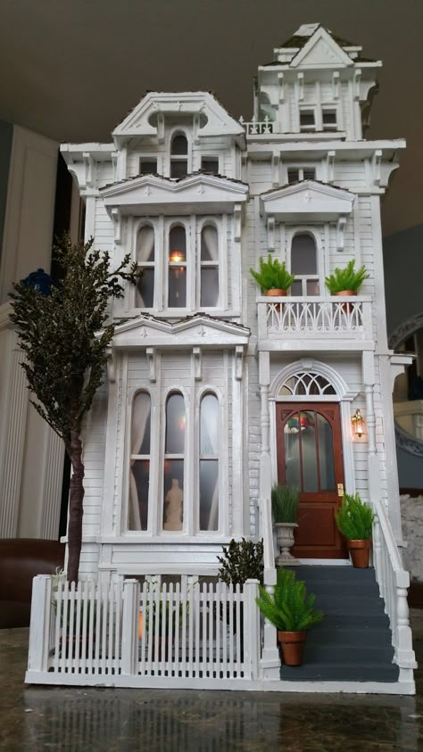 San Francisco Victorian, Doll House Plans, Mini Doll House, Lots Of Windows, Casas The Sims 4, Victorian Dollhouse, Cardboard House, Victorian Dolls, Miniature Rooms