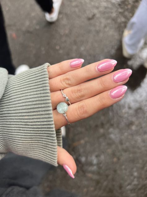 Light Pink Nails With Chrome Powder, Pink Hailybiber Nails, Pearly Pink Nails Acrylic, Pink Hayley Bieber Nails, Light Pink Hailey Bieber Nails, Light Pink Metallic Nails, Baby Pink Chrome Nails Almond, Hailey Beiber Nails Trend Pink, Chrome Light Pink Nails