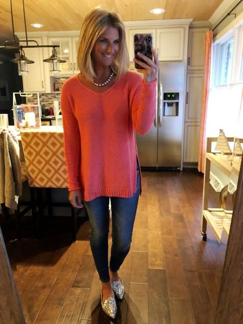 How to Wear a Coral Sweater with a Statement Necklace How To Wear White Jeans, Fashion Ideas For Women, Necklaces Ideas, Coral Sweater, Make Fashion, Casual Dressing, 20 Year Old, Fall Fashion Trends Women, Casual Work Wear