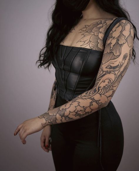 Front Shoulder Tattoos, Mangas Tattoo, Feminine Anchor Tattoo, Tattoed Women, 4 Tattoo, Floral Tattoo Sleeve, Full Body Tattoo, Sleeve Tattoos For Women, Black Ink Tattoos