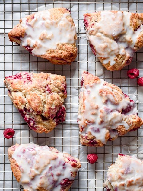 Berry Scones, Raspberry Scones, Strawberry Scones, Scones Recipe Easy, Lemon Scones, Homemade Scones, Lemon Icing, Raspberry Recipes, Scones Recipe