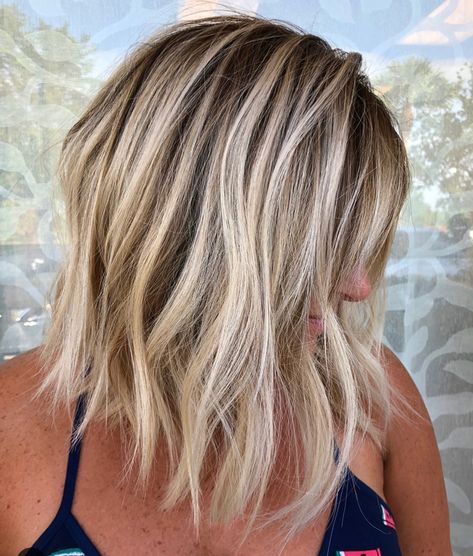 Gorgeous short-to-long bob with a beautiful balayage to match. Love how beachy these waves are. Beachy Long Bob, Beachy Bob, 16 Hairstyles, Short Long Bob, Blonde Ombre Bob, Balyage Blonde, Sunkissed Hair, Blonde Foils, Blond Highlights