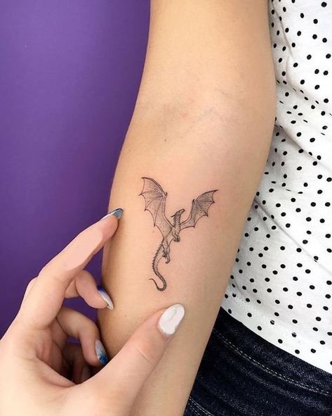 Bewildering Small Dragon Tattoo on Arm - Small Dragon Tattoos - Small Tattoos - MomCanvas Thestral Tattoo, Dragon Tattoo Chest, Dragon Tattoo Arm, Henne Tattoo, Red Dragon Tattoo, Dragons Tattoo, Tatuagem Masculina Pequena, Small Dragon Tattoos, Small Dragon