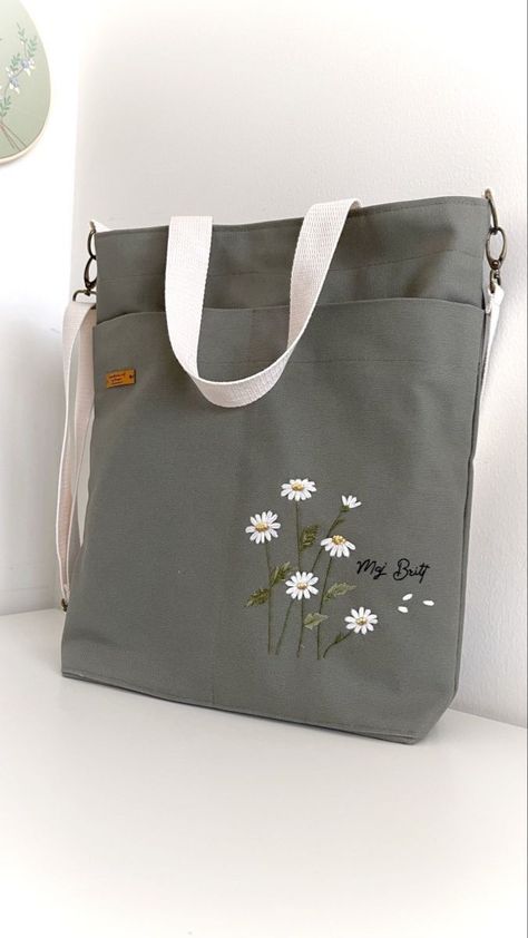 Art Bag Design, Craft With Cloth, Bag Fabric Design, Embroidery On Purse, Embroidery On Bags Ideas, Embroidery On Bags Totes, Handmade Tote Bags Diy, Tote Bag With Embroidery, Embroidery Bags Design