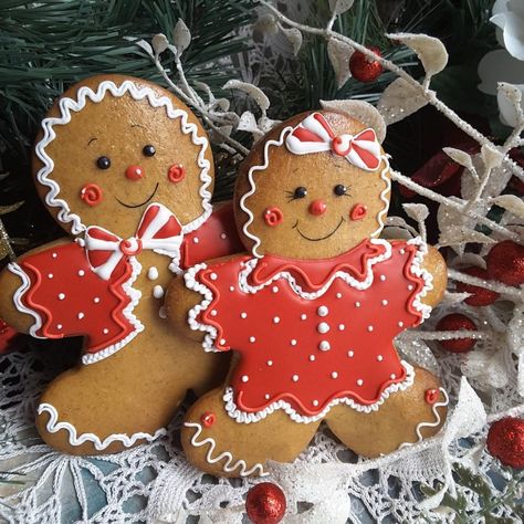 Best friends, peppermint gingerbread boy and girl cookies by Teri Pringle Wood Cutest Desserts, Christmas Sugar Cookies Decorated, Cookies Cupcake, Best Christmas Cookies, Xmas Cookies, Christmas Cookies Decorated, Christmas Sugar Cookies, Cookies Decorated, Gingerbread Men