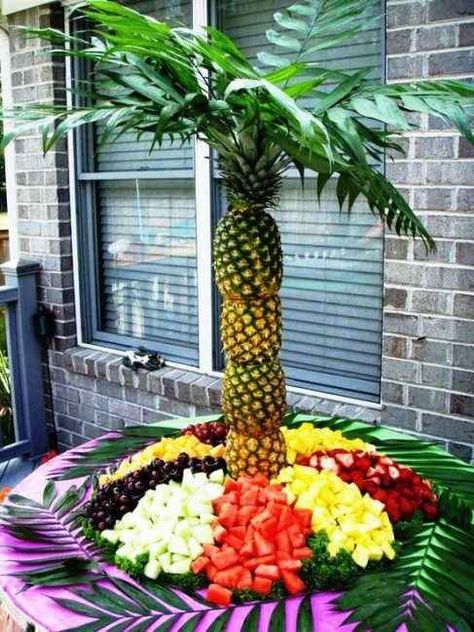 Maybe from a pineapple palm tree buffet!? | 16 Ideas For Amazing Fruit Salads Tropisk Fest, Pineapple Tree, Pineapple Palm Tree, Deco Fruit, Mapo Tofu, Fruit Displays, Fiesta Tropical, Fruit Display, בר מצווה