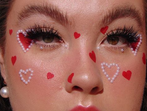 Lou on Instagram: “Hearts & pearls ♥️ Perfect for a casual date night, dinner and a movie anyone?  #makeup #makeupartist #editorial #editorialmakeup…” Day Makeup Looks, Valentines Day Makeup, Valentines Makeup, Have Inspiration, Creative Makeup Looks, My Funny Valentine, Eye Makeup Art, Day Makeup, Fantasy Makeup