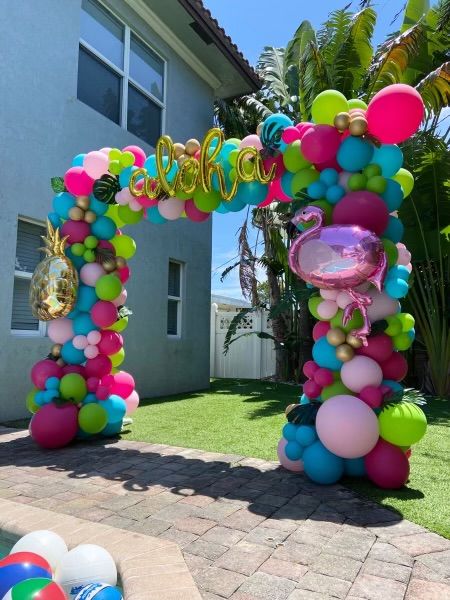 Luau Theme Pool Party, Birthday Themes Hawaiian, Aloha Theme Party Decorations, Luau Theme Dessert Table, Aloha Balloon Arch, Aloha Party Theme, Lau Theme Party, Luau Swim Party, Aloha Summer Party Ideas