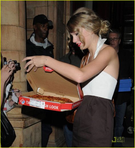 Cute Pizza, Hotel In London, Swift Photo, New Romantics, Swift 3, Taylor Swift 13, Taylor Swift Pictures, Taylor Swift Style, Female Singers