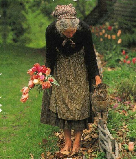 This'll be me one day in my garden with my cat Tasha Tudor, Old Woman, 인물 사진, The Grass, Simple Life, Country Life, Farm Life, Journal Ideas, Secret Garden