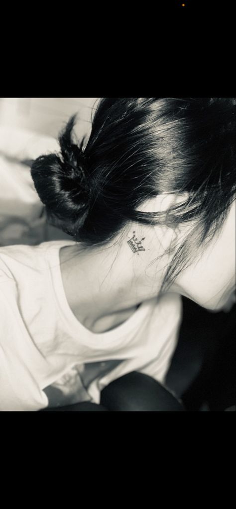 Black and white photos Behind Ear Crown Tattoo, Crown Behind Ear Tattoo, Crown Tattoo Behind Ear, Queen Tattoo, Passport Stamps, Crown Tattoo, Queen Crown, First Tattoo, Pretty Tattoos