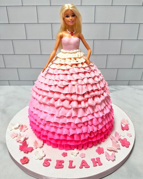 👋 Hi Barbie! 💖 #barbiecake #kupcakekitchen #wantcake #barbiecakes #barbieparty #barbiebirthday #barbiebirthdayparty #barbiepartyideas #cakeinspiration #birthdaycakeideas #birthdayideas #birthdaypartyideas #birthdayinspiration #birthdayideasforgirls #birthdayideasforkids #customcakes #cakecakecake #3dcakes #beautifulcakes #santaclarita #santaclaritavalley #scv #scvcakes #scvfoodies #scvsmallbusiness #santaclaritafoodies Barbie Dress Cake, Hi Barbie, Barbie Birthday Party, 3d Cakes, Barbie Cake, Barbie Birthday, Santa Clarita, Barbie Party, Dress Cake