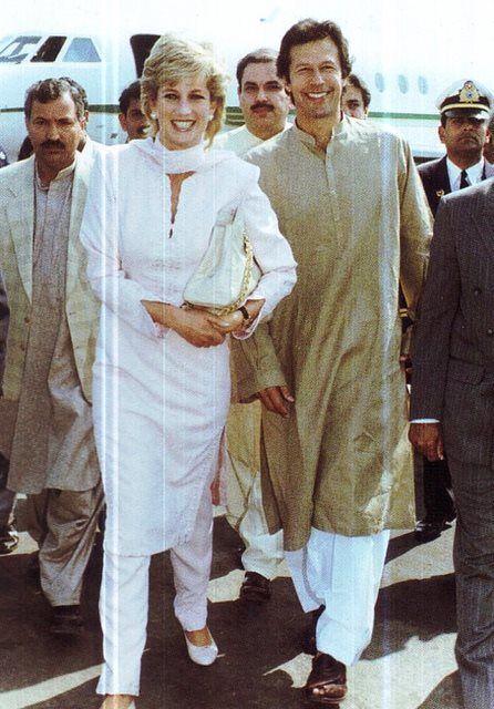 The 1990's : A rare picture of Princess Diana visiting #Pakistan. (Also in Picture: Imran Khan) Princess Diana Images, Spencer Family, Princess Diana Family, Princess Diana Photos, Princess Diana Pictures, Princes Diana, Diana Fashion, Elisabeth Ii, Diana Princess