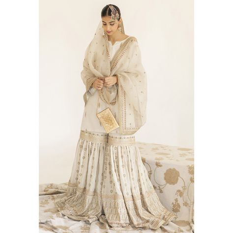 Ivory Outfit White Gharara, Nikkah Bride Dress, Ivory Outfit, Nikkah Bride, Anarkali Designs, Kurti Style, Nikkah Dress, Beautiful White Dresses, Eid Outfits