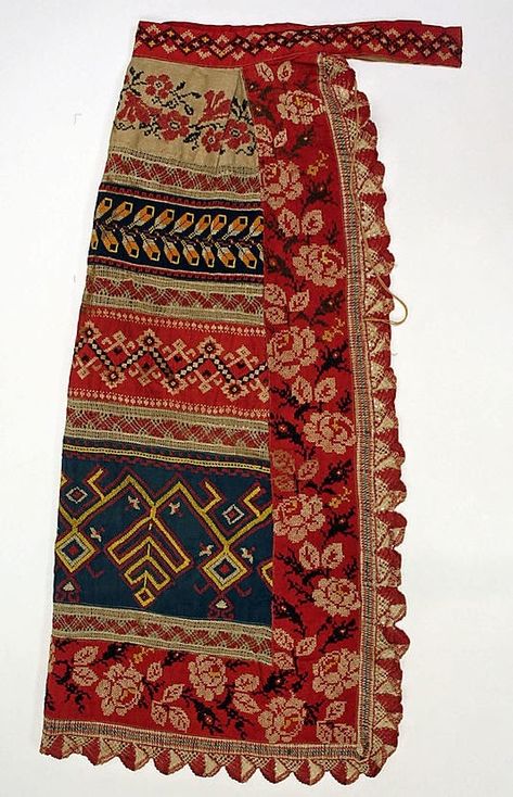 FolkCostume&Embroidery: Russian Town Costume Tenun Ikat, Folk Clothing, Russian Culture, Sewing Aprons, Russian Folk, Folk Dresses, Cotton Apron, Aprons Vintage, Rose Embroidery