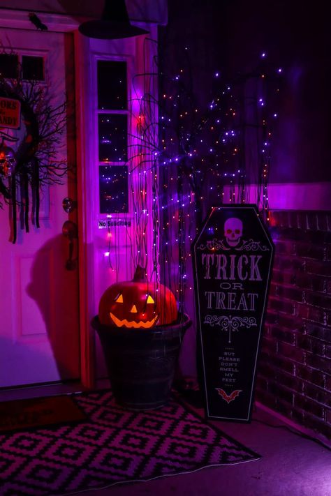 Halloween Function, American Halloween, Creepy Halloween Party, Halloween Garage, Apartment Halloween, Neon Halloween, House Party Decorations, Fall Family Fun, Halloween House Party