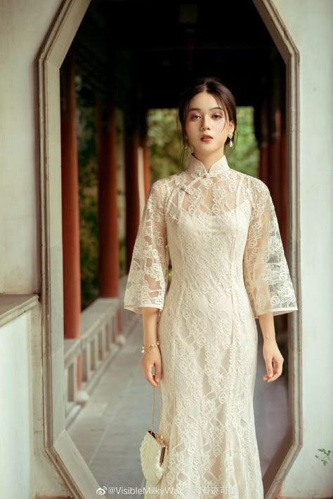 Sangjit Dress Modern, Fashion Body Sketch, Chinese Look, Sangjit Dress, Fashion Aesthetic Wallpaper, Dress Brokat Modern, Over 50 Fashion, Farewell Dresses, Chinese Fancy Dress