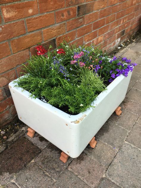 Sink Planter Ideas, Butler Sink Garden Ideas, Belfast Sink Garden Planter, Belfast Sink Planter, Kitchen Sink Backsplash, Belfast Sink Garden, Sink Backsplash, Corner Kitchen Sink, Waterfall Garden