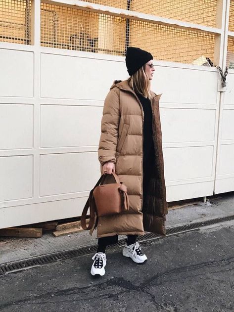 Arket Sells the Most In-Demand Item on the High Street | Who What Wear UK Alexis Foreman, Puffer Coat Outfit, Outfit Nero, Pijamas Women, Long Puffer Jacket, Long Puffer Coat, Coat Outfit, Long Puffer, Stil Inspiration