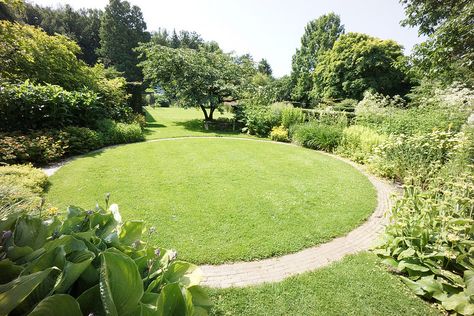 Round Grass Lawn, Circle Lawn, Circular Lawn, Dutch Gardens, Flamingo Garden, Prairie Garden, Lawn Design, Garden Paving, Hillside Landscaping