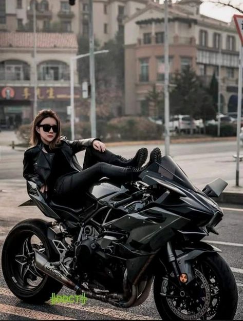 Women On Bikes Motorcycles, Moto Outfit Women, Motor Bike Girl, Motorcycle Photoshoot, Girl Riding Motorcycle, Xe Ducati, Biker Photography, Motocross Love, Biker Photoshoot