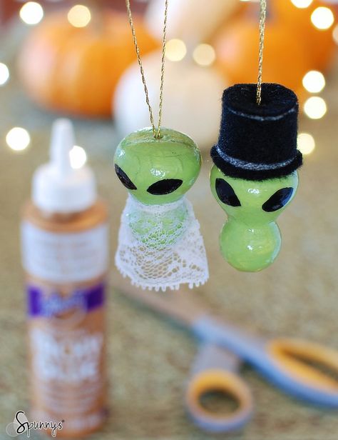 DIY Halloween decor aliens ornaments area 51 Alien Diy Crafts, Alien Diy, Halloween Easy Diy, Goth Diy, How To Make Green, Alien Crafts, Cotton Ornaments, Halloween Decorations Outdoor, Plant Pot Diy