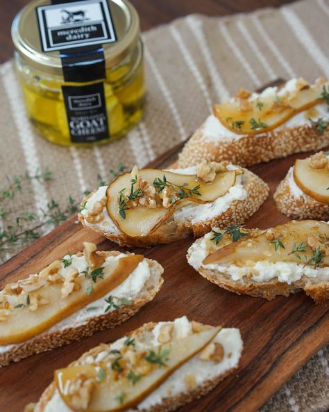 Pear Ricotta, Ricotta Crostini, Crostini Recipe, Crostini Recipes, Toasted Bread, Fall Foods, Holiday Appetizers, Snacks Für Party, Small Bites