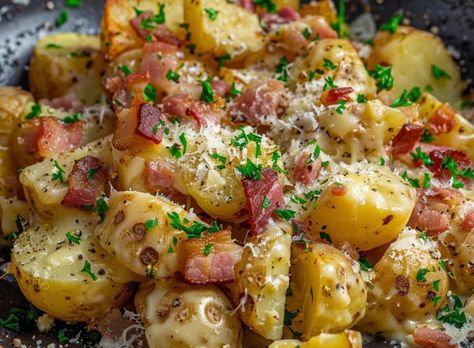 Carbonara de pommes de terre, un savoureux plat à base de pommes de terre facile et simple à réaliser pour un repas léger. Cake Factory, Batch Cooking, Croquettes, Potato Recipes, Aesthetic Food, Parmesan, Pesto, Diner, Meal Prep