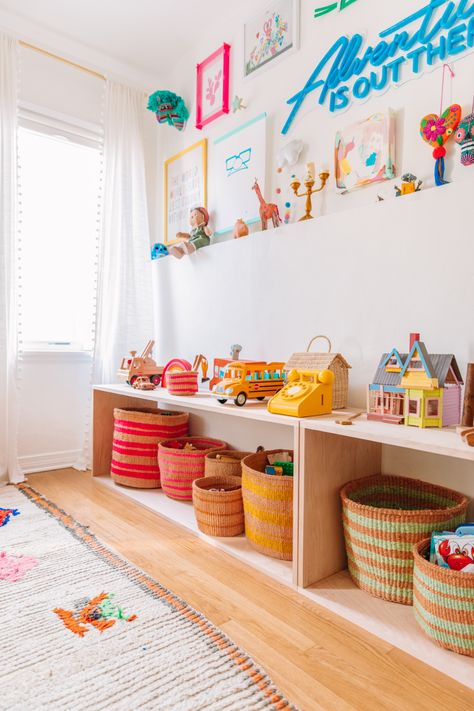 DIY Simple Wood Toy Shelf (Montessori Inspired) | studiodiy.com Simple Play Room, Montessori Living Room, Montessori Toy Storage, Montessori Toy Shelf, Simple Playroom, Creative Toy Storage, Living Room Toy Storage, Playroom Organization Ideas, Diy Montessori Toys