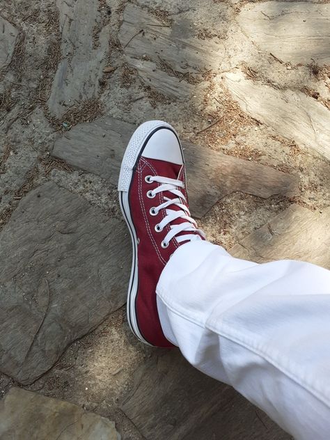 bordo renk Converse Bordo, Knee High Converse, High Converse, Cool Sneakers, Best Life Advice, Pics Inspo, Life Advice, Chuck Taylor Sneakers, Converse All Star