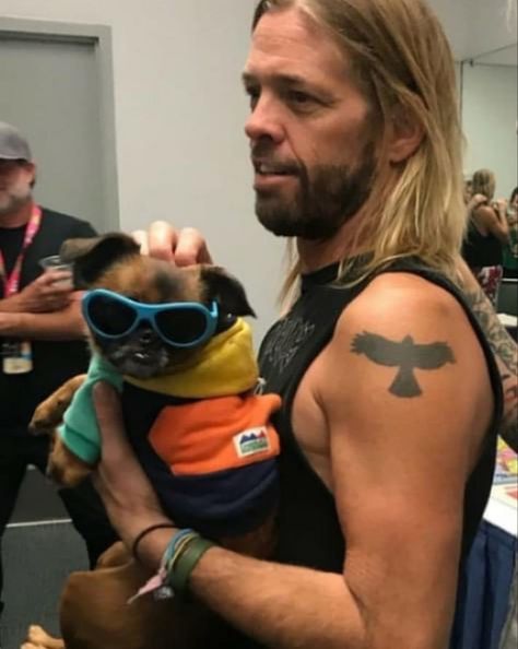 Taylor Hawkins Tattoo Hawk, Taylor Hawkins Tattoo Ideas, Taylor Hawkins Tattoo, Dave Grohl Tattoo, Taylor Foo Fighters, Tattoo Hawk, Foo Fighters Wallpaper, Foo Fighters Tattoo, Dave Grohl And Taylor Hawkins