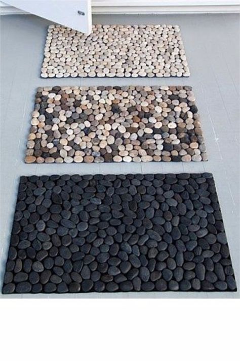 DIY Bathroom Decor Ideas - DIY Pebble Bath Mat - Cool Do It Yourself Bath Ideas on A Budget, Rustic Bathroom Fixtures, Creative Wall Art, Rugs, Mason Jar Accessories and Easy Projects http://diyjoy.com/diy-bathroom-decor-ideas Pebble Bath Mat, Bath Mat Diy, Diy Projektit, Diy Spa, Spa Inspiration, Diy Bathroom Decor, Diy Bathroom, Decor Rustic, Home Projects