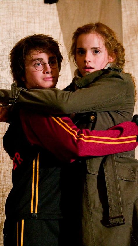 Harry And Hermione Wallpaper, Emma Watson And Daniel Radcliffe, Harmony Harry Potter, Harry Potter Ron And Hermione, Emma Watson Harry Potter, Harry Potter Iphone, Harry Potter Painting, Daniel Radcliffe Harry Potter, Harry And Hermione