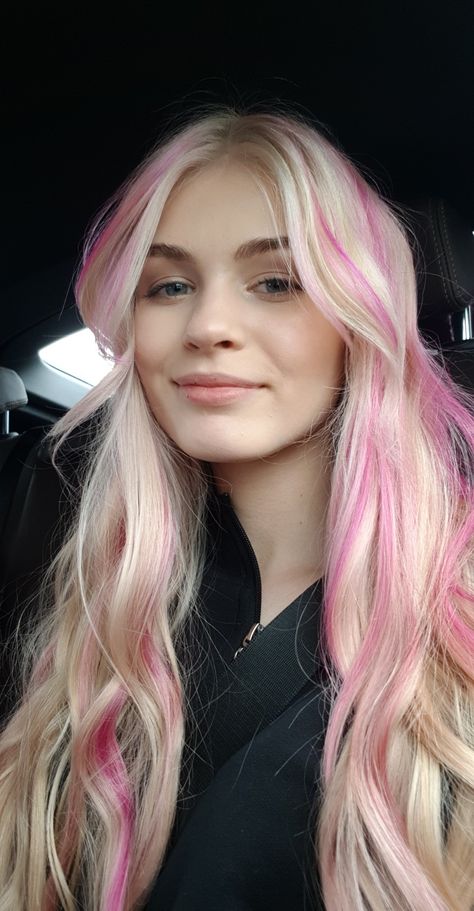 Pink Root Blonde Hair, Light Pink Money Piece Hair Blonde, Light Blonde Hair With Pink Highlights, Blonde And Pastel Pink Hair, Blonde Hair With Colored Streaks, Blonde Hair And Pink Highlights, Pink Underdye Hair Blonde, Merliah Summers Hair, Hot Pink Highlights In Blonde Hair