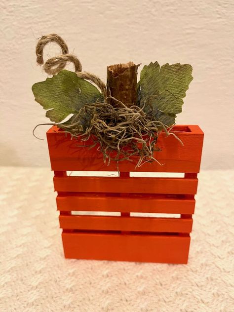 Mini Pallet Pumpkins, Fall Pallets Ideas, Dollar Tree Sign Crafts, Dollar Tree Pallet Pumpkins, Diy Fall Dollar Tree Crafts, Dollar Tree Wood Pallet Crafts, Dollar Tree Mini Pallet Crafts Diy, Pumpkin Pallet Ideas, Pallet Pumpkins Diy