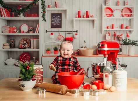 Christmas Kitchen Photoshoot, Christmas Baking Photoshoot, Baking Photoshoot, Kitchen Photoshoot, Christmas Mini Shoot, Christmas Photography Family, Christmas Jello Shots, Sarah Lynn, Holidays With Toddlers