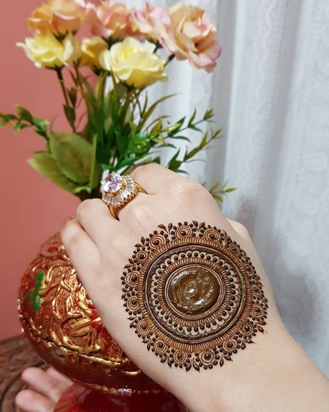 Simple Round Mehndi, Henna Designs For Weddings, Round Mehndi Designs, Round Mehndi, Round Mehndi Design, Hand Mehendi, Short Mehndi Design, Mehedi Design, Henna Tutorial